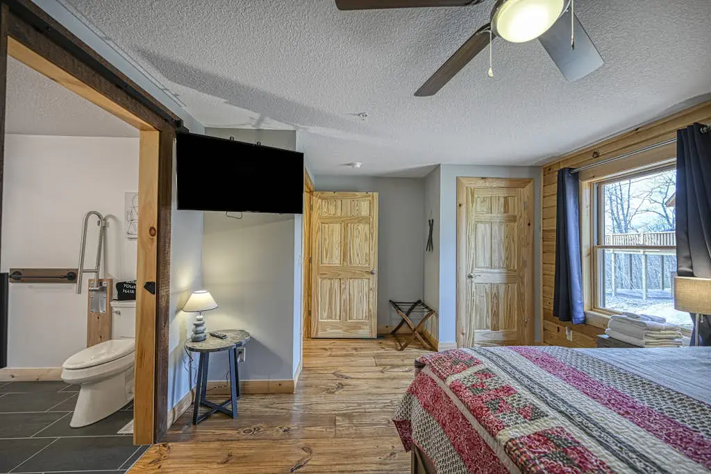 Spacious 6BR Chalet - HOT TUB - McHenry