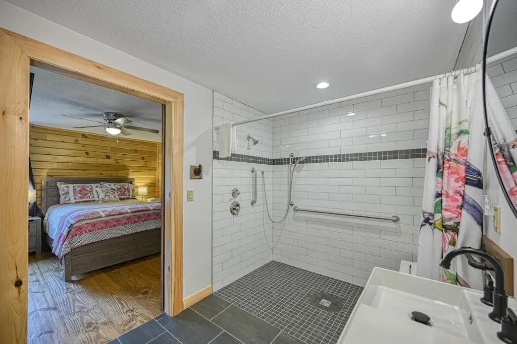 Spacious 6BR Chalet - HOT TUB - McHenry