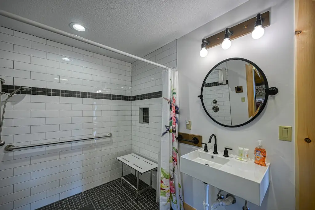 Spacious 6BR Chalet - HOT TUB - McHenry