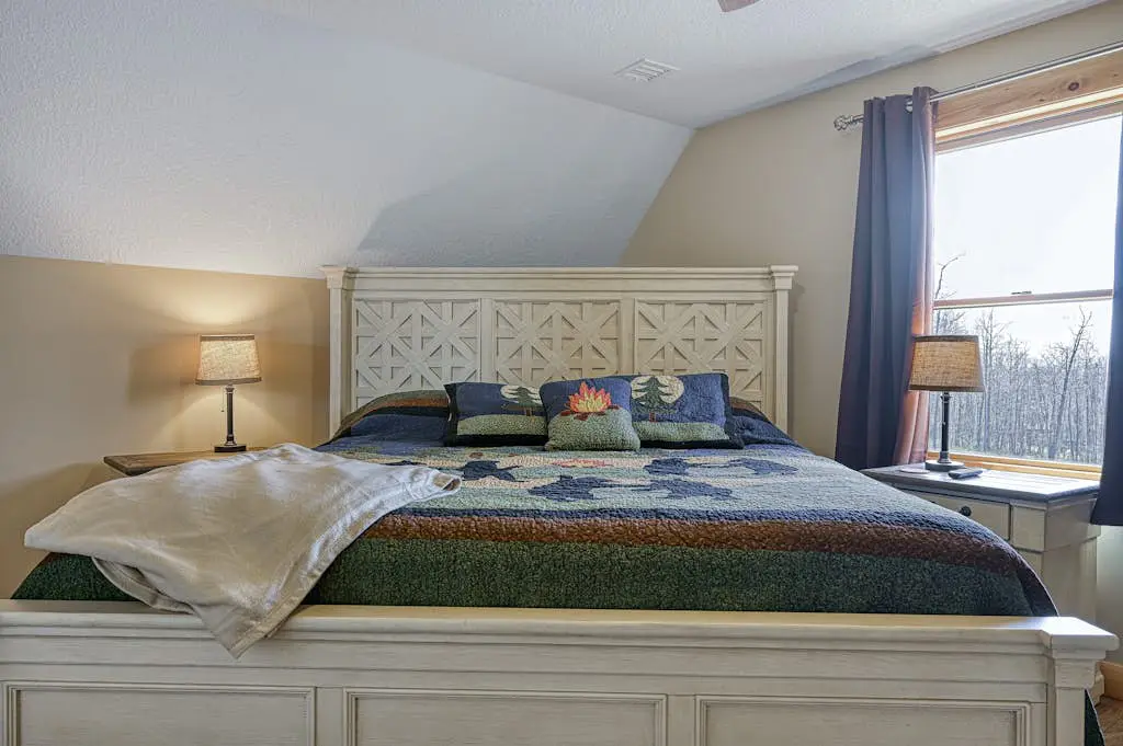Spacious 6BR Chalet - HOT TUB - McHenry