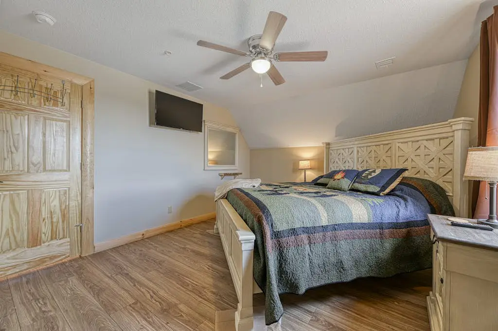 Spacious 6BR Chalet - HOT TUB - McHenry