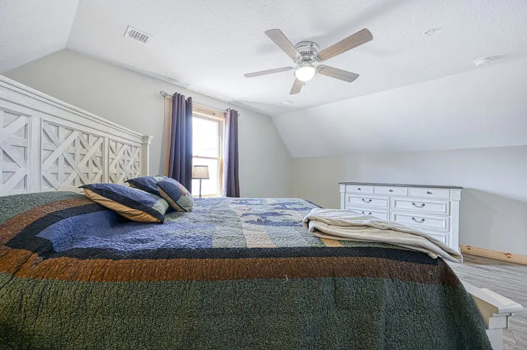 Spacious 6BR Chalet - HOT TUB - McHenry