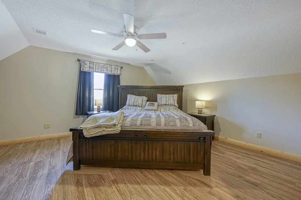 Spacious 6BR Chalet - HOT TUB - McHenry