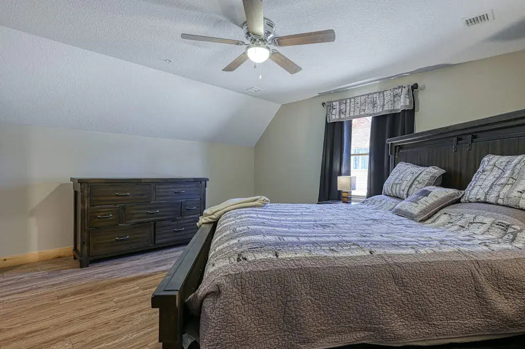 Spacious 6BR Chalet - HOT TUB - McHenry