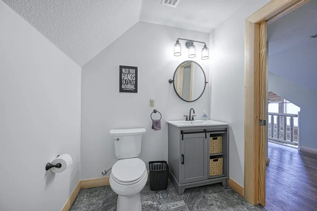 Spacious 6BR Chalet - HOT TUB - McHenry