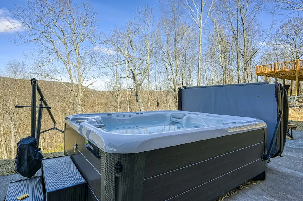 Spacious 6BR Chalet - HOT TUB - McHenry