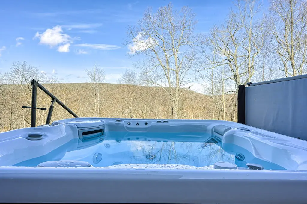 Spacious 6BR Chalet - HOT TUB - McHenry