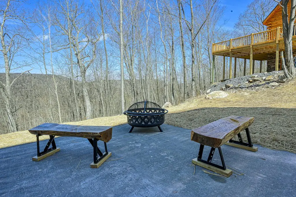 Spacious 6BR Chalet - HOT TUB - McHenry