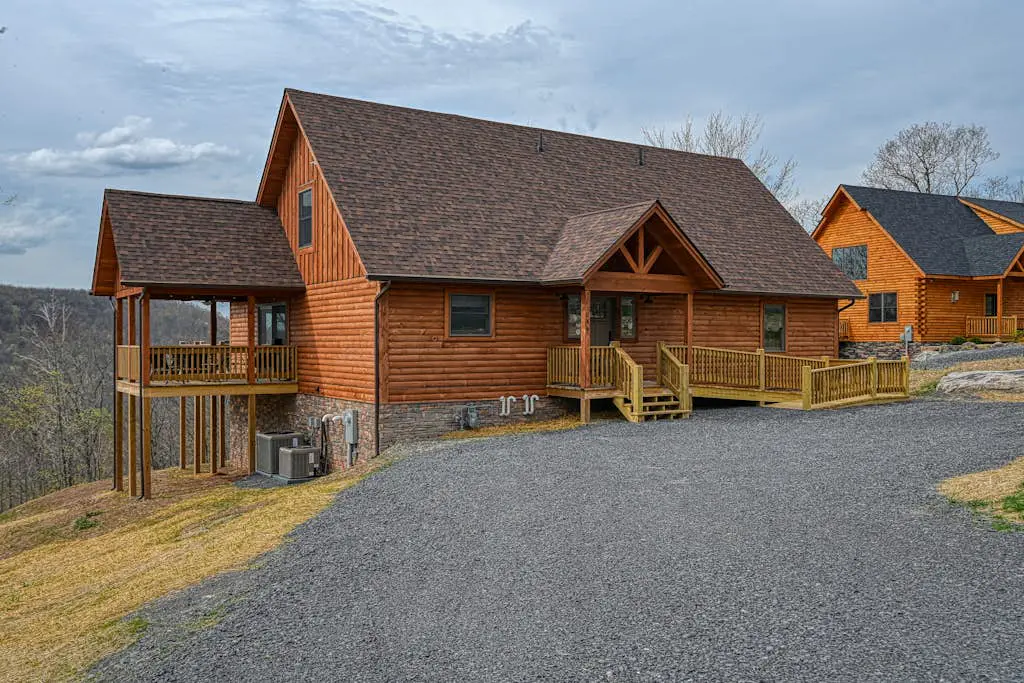 Spacious 6BR Chalet - HOT TUB - McHenry