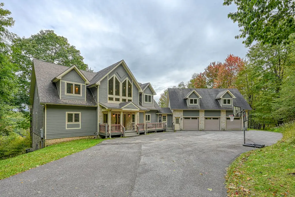 Spacious 5BR - HOT TUB - Lake & Mountain Views