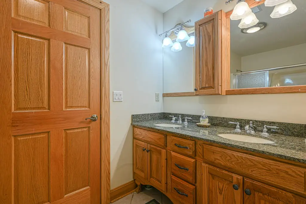 Spacious 5BR - HOT TUB - Lake & Mountain Views