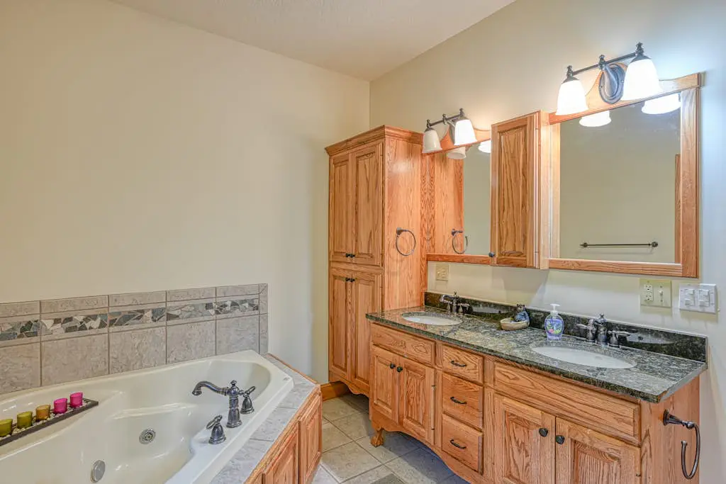 Spacious 5BR - HOT TUB - Lake & Mountain Views