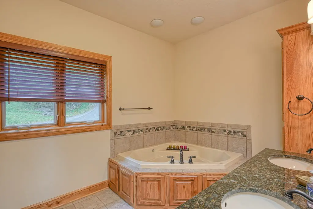 Spacious 5BR - HOT TUB - Lake & Mountain Views