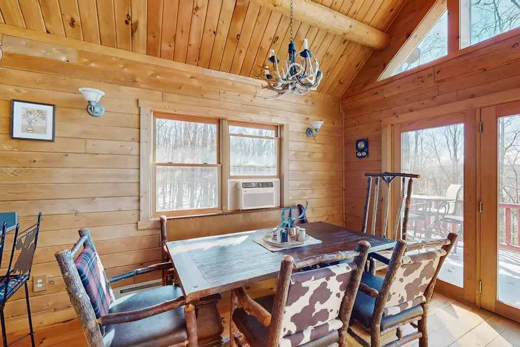 Rustic 3BR Cabin - HOT TUB - Lake View - Oakland