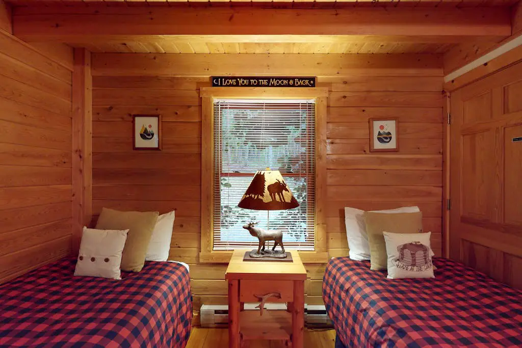 Rustic 3BR Cabin - HOT TUB - Lake View - Oakland