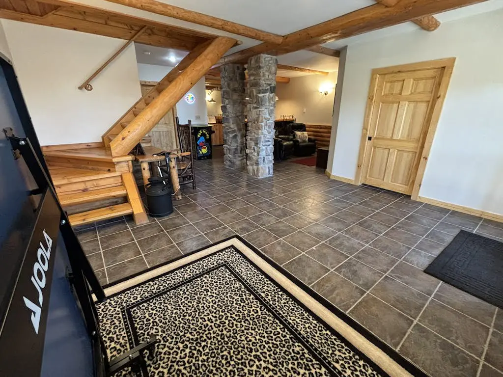 Rustic 3BR Cabin - HOT TUB - Lake View - Oakland