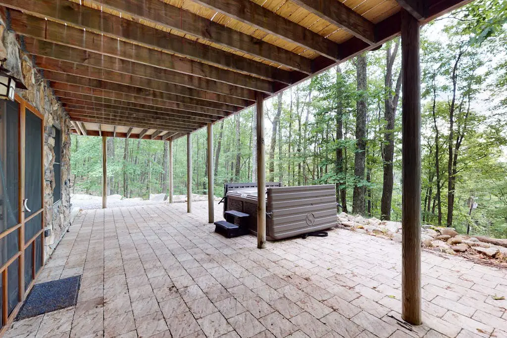 Rustic 3BR Cabin - HOT TUB - Lake View - Oakland