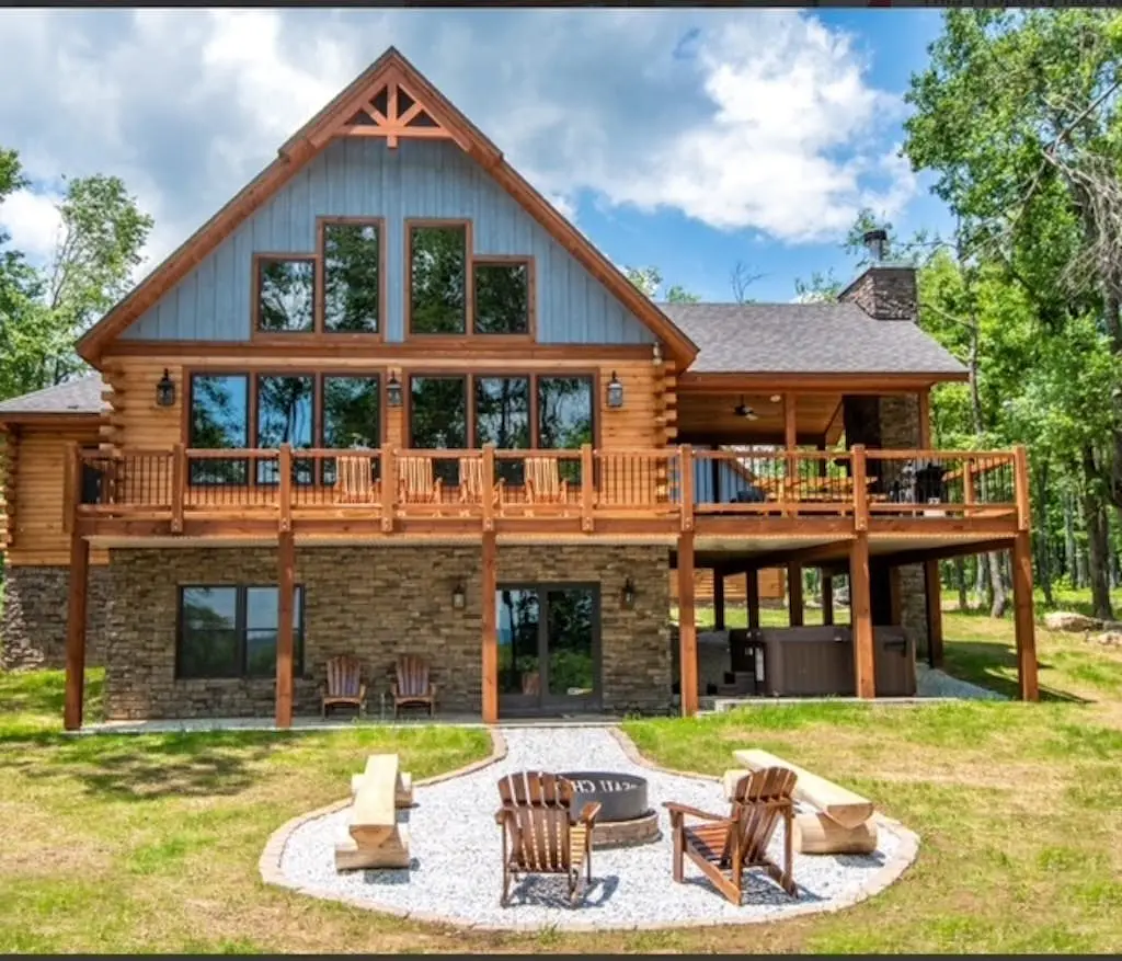 Charming 6BR Chalet - HOT TUB - Mountain View