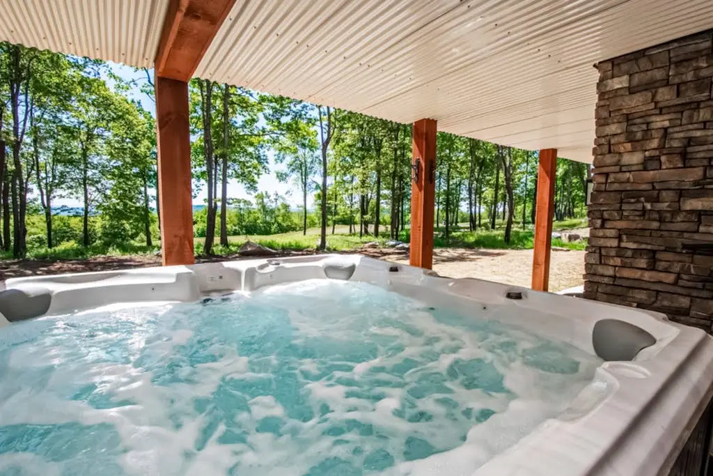 Charming 6BR Chalet - HOT TUB - Mountain View