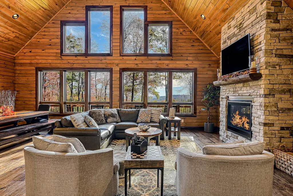Charming 6BR Chalet - HOT TUB - Mountain View