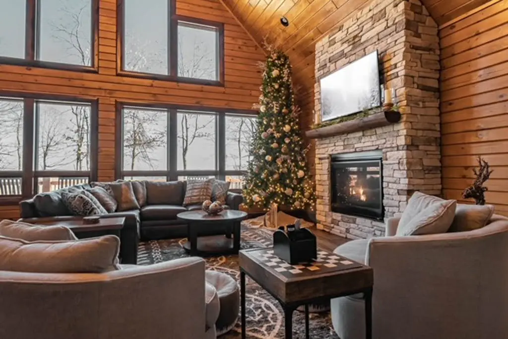 Charming 6BR Chalet - HOT TUB - Mountain View