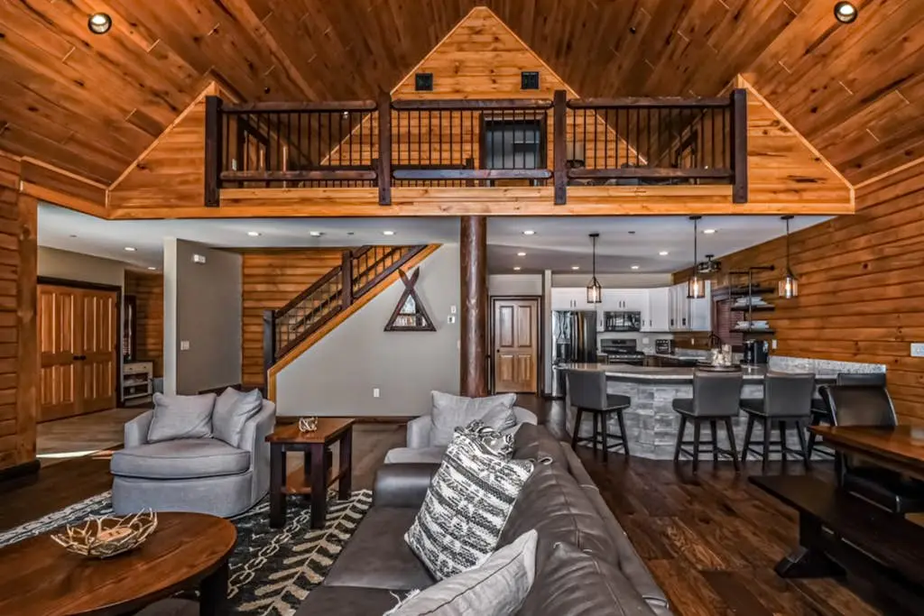 Charming 6BR Chalet - HOT TUB - Mountain View