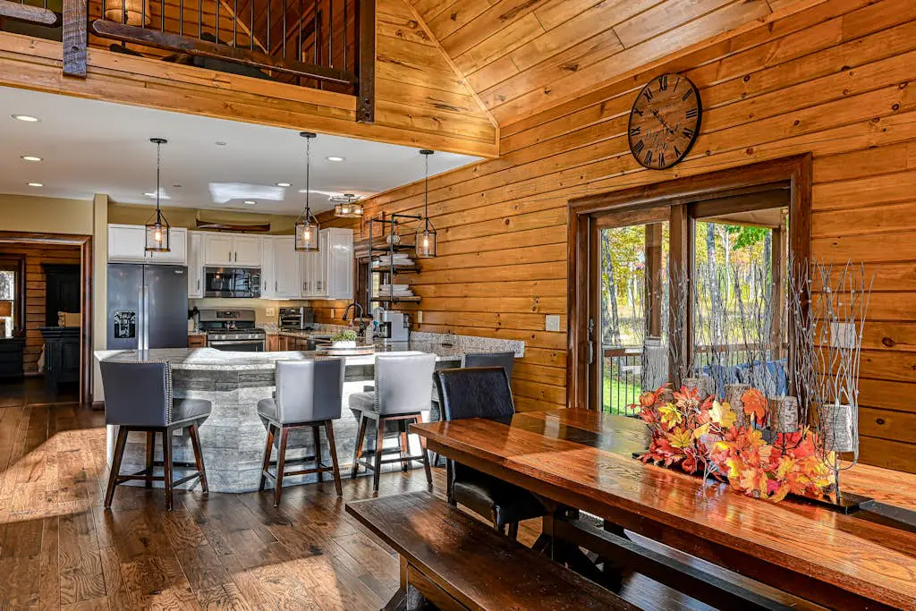 Charming 6BR Chalet - HOT TUB - Mountain View
