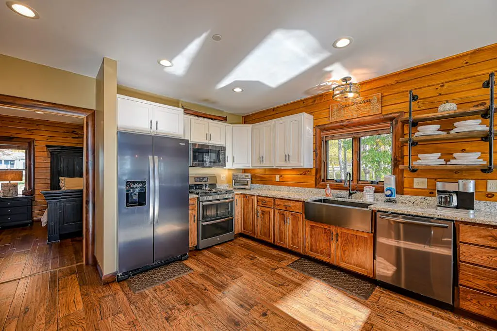 Charming 6BR Chalet - HOT TUB - Mountain View