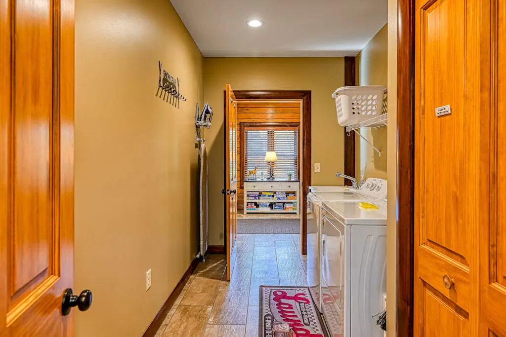 Charming 6BR Chalet - HOT TUB - Mountain View