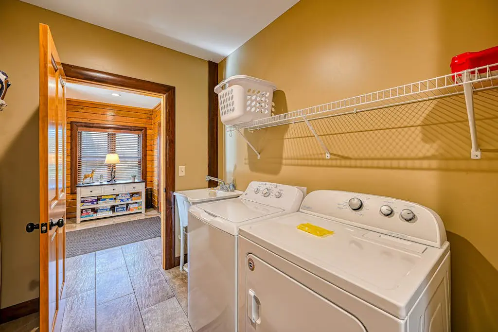 Charming 6BR Chalet - HOT TUB - Mountain View