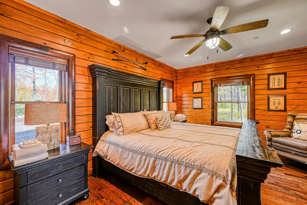 Charming 6BR Chalet - HOT TUB - Mountain View