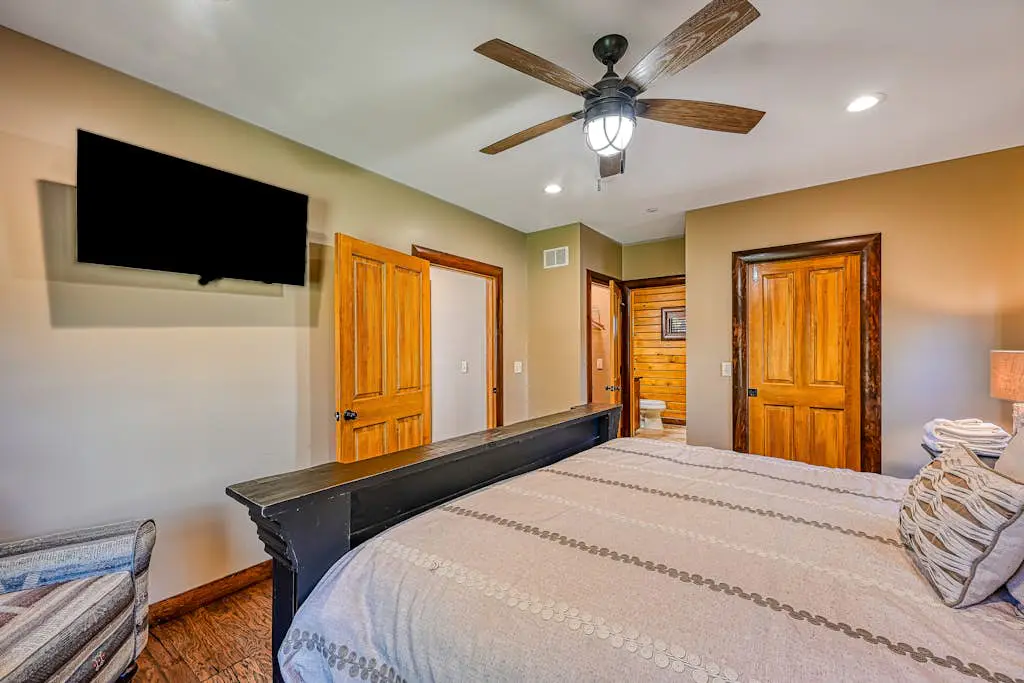 Charming 6BR Chalet - HOT TUB - Mountain View