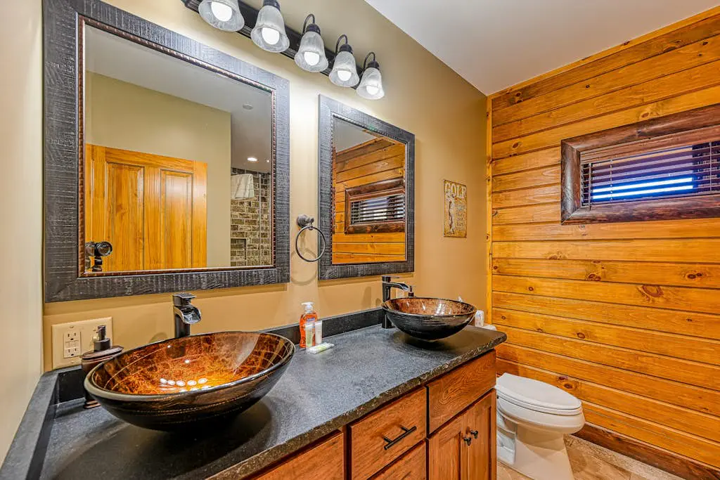 Charming 6BR Chalet - HOT TUB - Mountain View