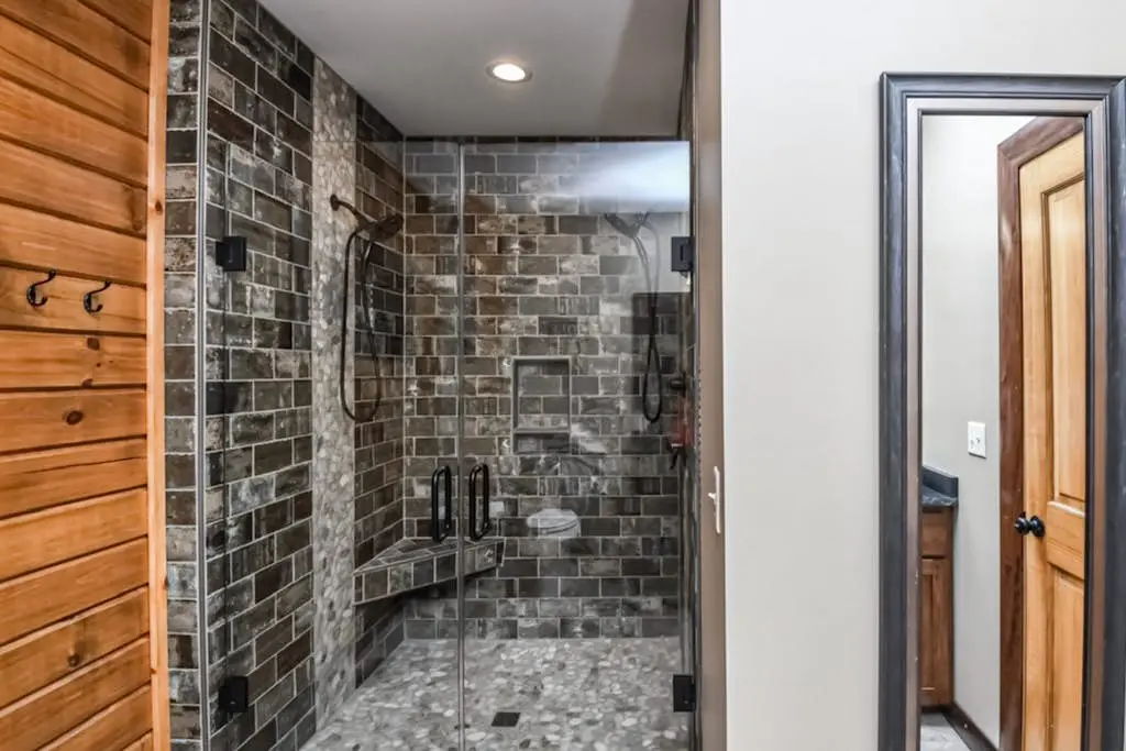 Charming 6BR Chalet - HOT TUB - Mountain View