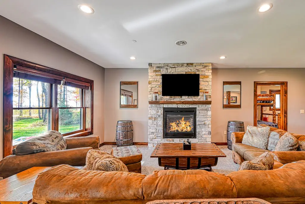 Charming 6BR Chalet - HOT TUB - Mountain View