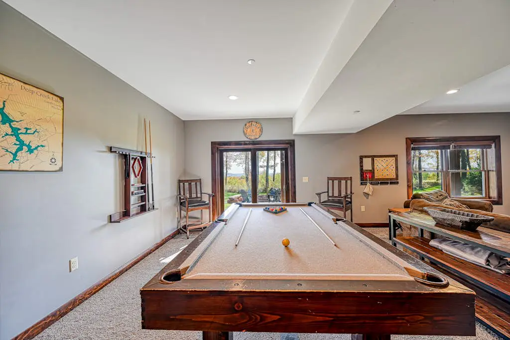 Charming 6BR Chalet - HOT TUB - Mountain View