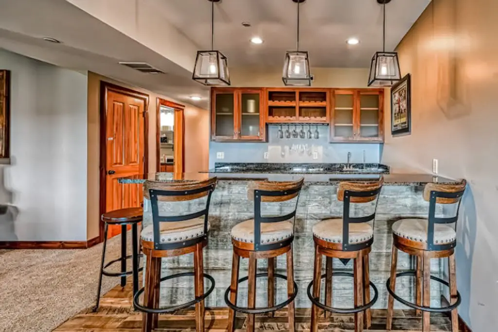 Charming 6BR Chalet - HOT TUB - Mountain View