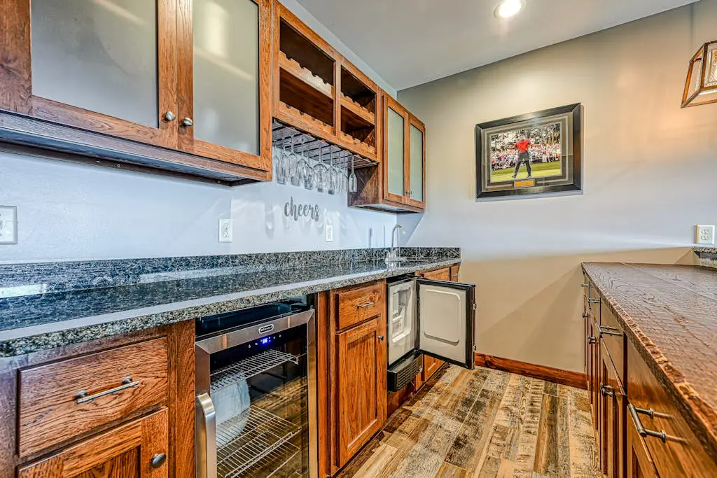 Charming 6BR Chalet - HOT TUB - Mountain View