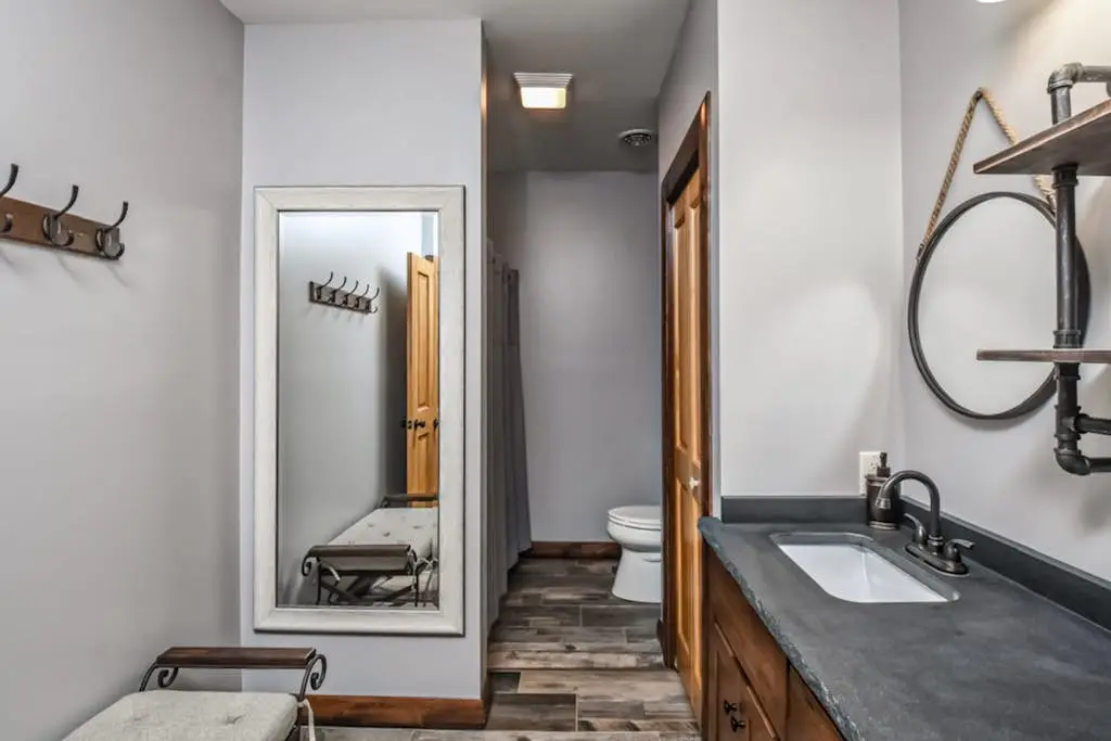 Charming 6BR Chalet - HOT TUB - Mountain View