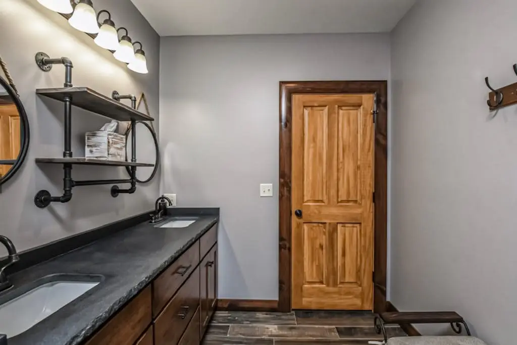 Charming 6BR Chalet - HOT TUB - Mountain View