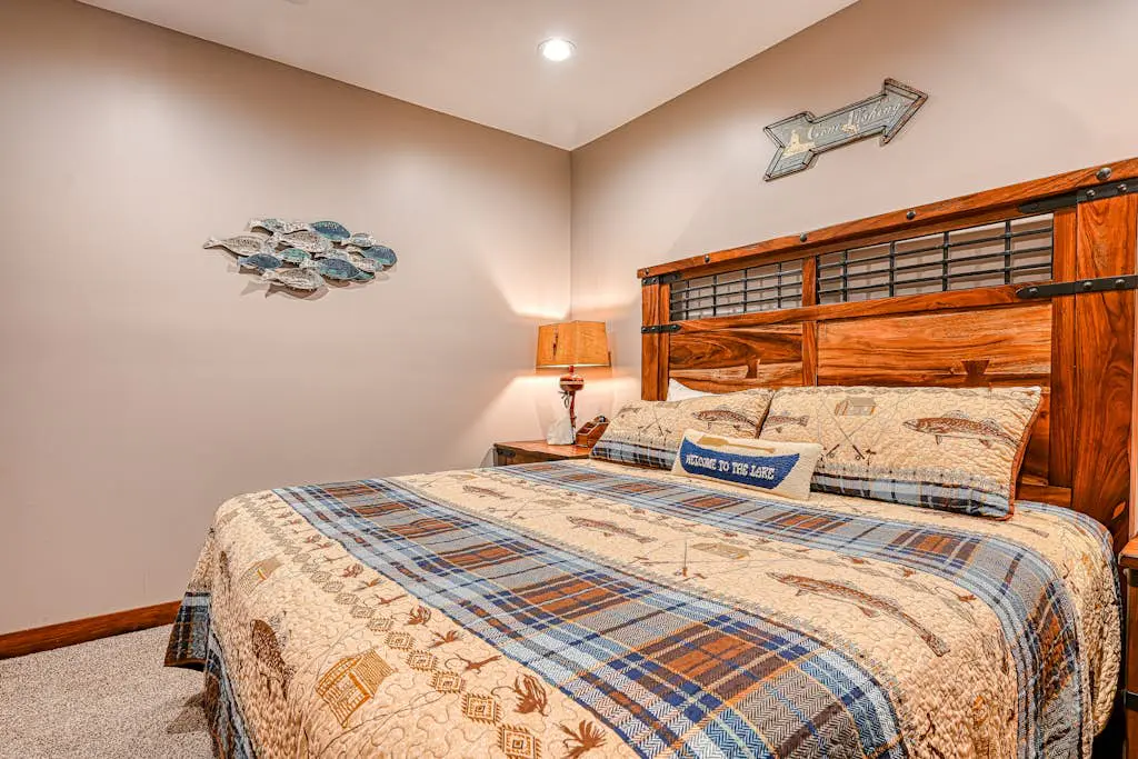 Charming 6BR Chalet - HOT TUB - Mountain View