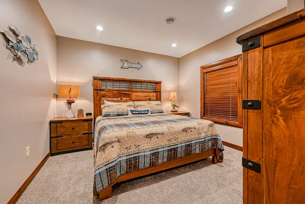 Charming 6BR Chalet - HOT TUB - Mountain View