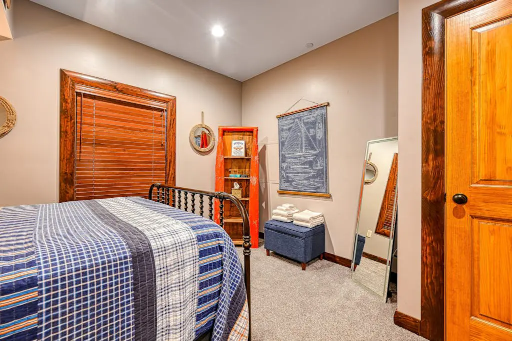 Charming 6BR Chalet - HOT TUB - Mountain View