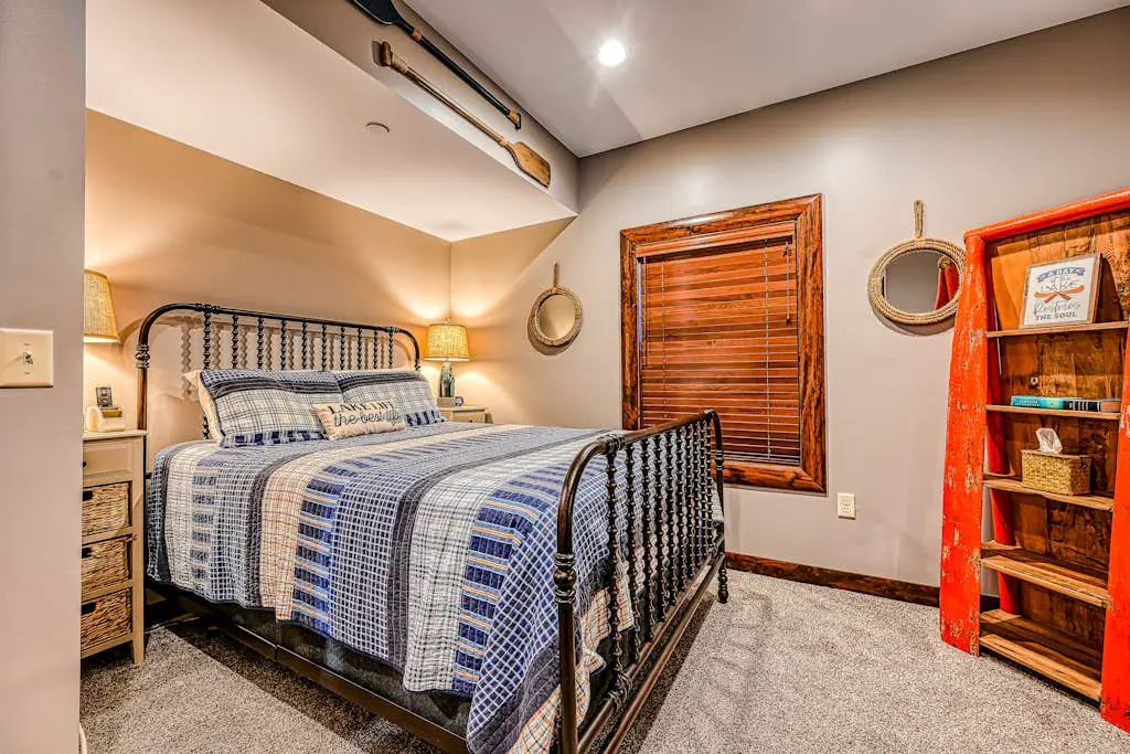 Charming 6BR Chalet - HOT TUB - Mountain View