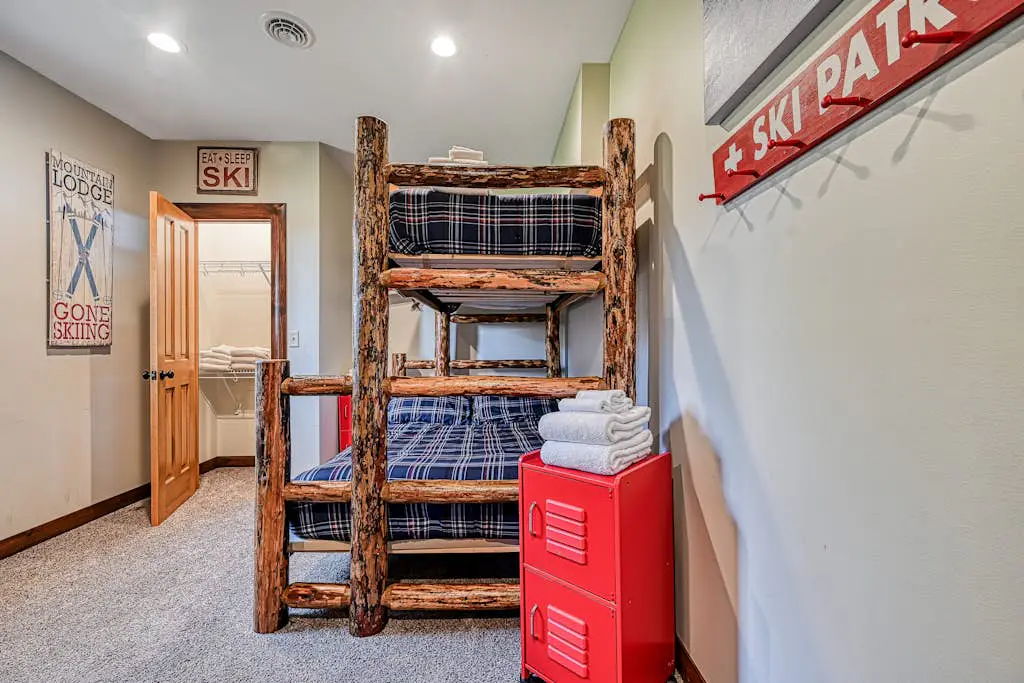 Charming 6BR Chalet - HOT TUB - Mountain View