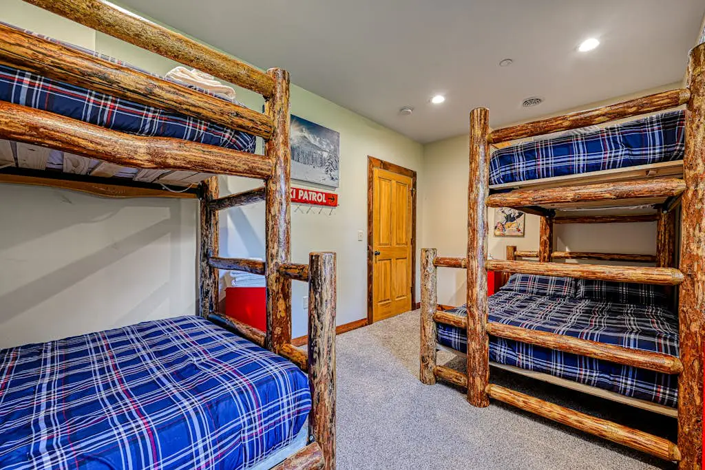 Charming 6BR Chalet - HOT TUB - Mountain View