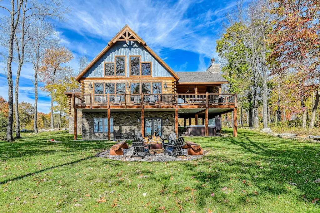 Charming 6BR Chalet - HOT TUB - Mountain View
