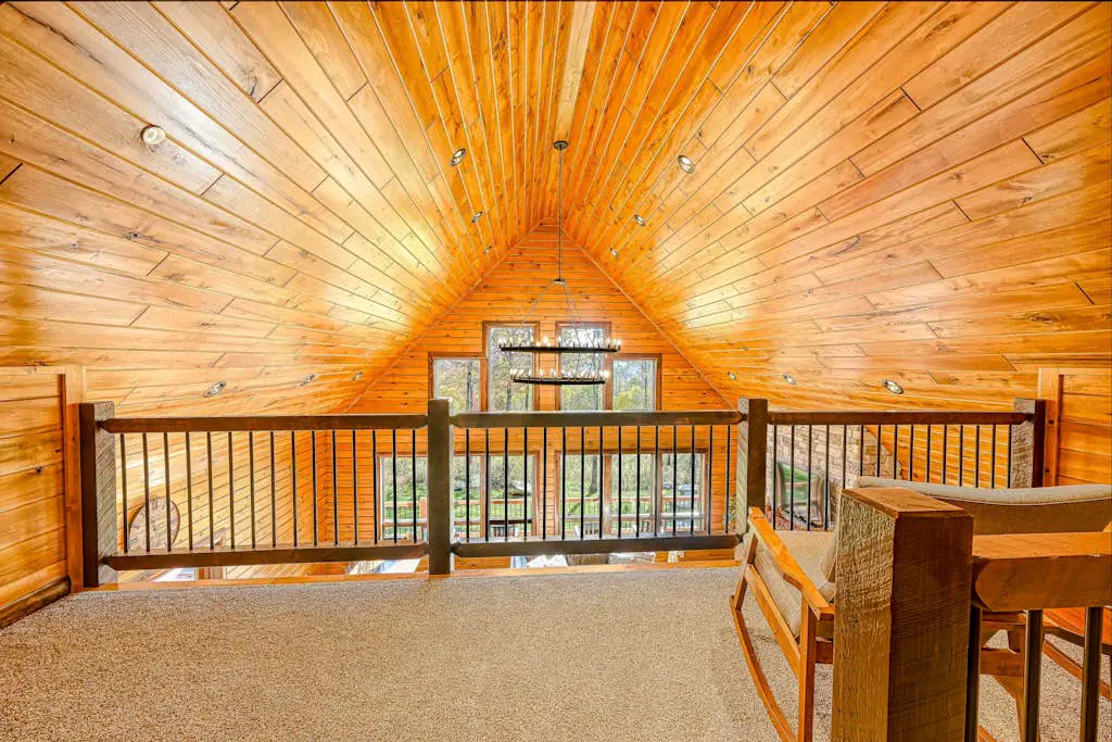 Charming 6BR Chalet - HOT TUB - Mountain View