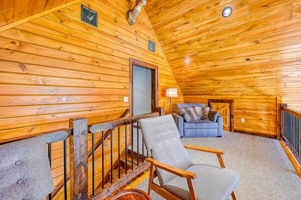 Charming 6BR Chalet - HOT TUB - Mountain View
