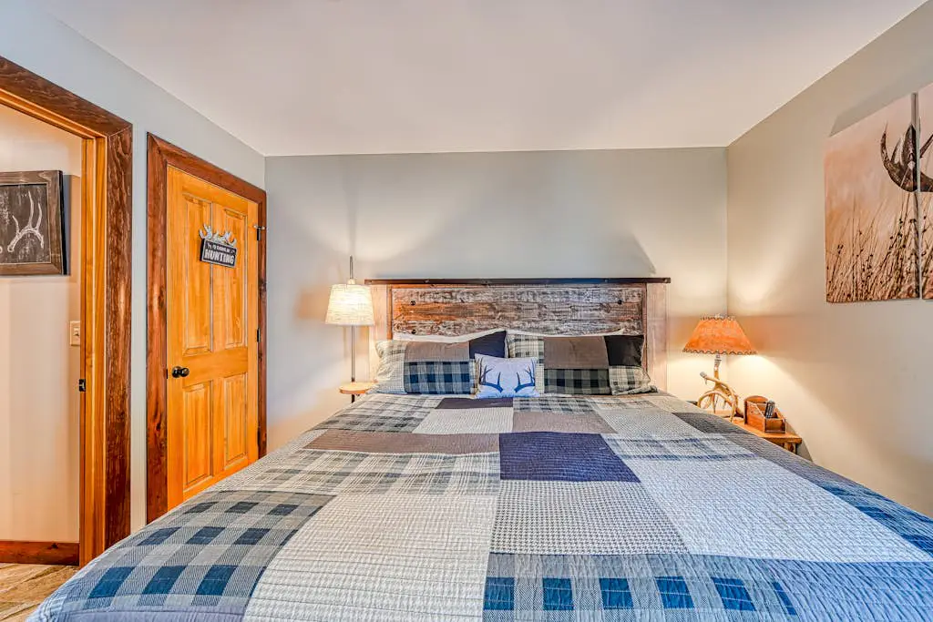 Charming 6BR Chalet - HOT TUB - Mountain View